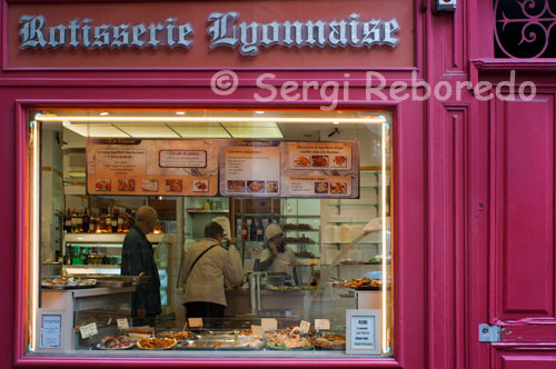 Rôtisserie Lyonnaise. One of the stores where you can enjoy a meal prepared with local recipes. Serge and Dominique bought the store in 1981, having been apprentices since 1966 after arriving from Marseille. Only the establishment of a patch that only takeaway. Despite its name, the store is open to all kinds of dishes: paella, tajine, vegetable lasagna or meat, quail with raisins, coleslaw.