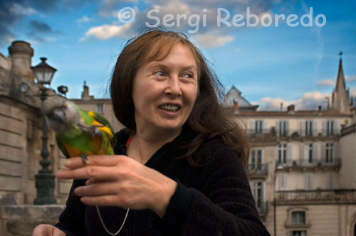 An inhabitant of Montpellier walk down the street with his parrot. Although Montpellier is a fairly large city (a quarter of a million people), so that comments on the most interesting things are in the historical district, which is essentially the hill overlooking the surrounding lands. And not only the buildings of high historical interest include beautifully preserved, all the buildings downtown are in fantastic shape regardless of age and usage. It's nice to stroll through the narrow streets of downtown, I definitely think that I will not use public transportation and walk everywhere. Of course, I must admit that today I have lost twice, I look like a tourist just landed. Montpellier is also an important university city (fifty thousand students, ie, the fifth of the population), and agrees that these dates are starting to get all Erasmus to whet the French preparatory courses. All this is coupled with the fact that all of my course we are strangers, of course, so my intention not to speak anything other than French is being constantly frustrated by the communication needs. Of course, the Spanish do not step one, or French or anything.