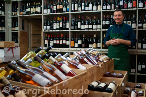 Aux Grands Vins, the best store where you find all the delicious wines of the region. One of the highlights of the annual calendar of Montpellier is the Fête des Vignes, a festival devoted to wine which takes place between 26 and 28 November. The meeting takes place on the Place de la Comedie, a point of great importance in this city in southern France. Here is located the positions of more than forty wine producers in the region of Montpellier, where the third day open their vineyards and cellars to the public to taste their wines. On the other hand, drinking wine here is for a good cause, since the money is donated each year to a charity (last year, for example, was for a partnership against AIDS). Air France is a traditional company that operates connections to this city from our country for good prices. If booked for the dates of this festival, you get flights for 255 euros in total. For example, taking the way to the November 24, which would be 120 euros and 135 euros back for the 30th of that month. Of course, as this airline offers connections every day, you can choose other dates of flight for the same price. And it can always be found better prices with airlines. So, at this point in the search box Flights are flights to Montpellier from Madrid from 169.35 euros.