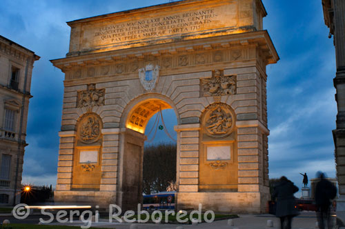 At the entrance of Peyrou find the most representative of these constructions, the Arc de Triomphe. The inhabitants of Montpellier are particularly proud of his bow, as it has over 300 years old, or nearly double that of Paris, and his pride Occitan leads them to try to tease the capital whenever they have occasion. On the back of Peyrou found another Roman-style monument built at the same time even more impressive, Les Arceaux. This is a huge aqueduct made in the image of the Pont du Gard (which I will speak shortly) and was actually used to channel water to the city until 20 years ago. Currently it serves no practical function, but does very nice. The Promenade itself is not too remarkable: trees and flowers, plenty of room to do things, and an equestrian statue of the Sun King in plan Caesar. The good thing about the site is so much space that gives rise to many impromptu public activities, which has become the hub of local perroflautismo. There are always people practicing the bongos or juggling, activities you can participate without a problem. For me, today I spent a great time learning to dance Occitania regional dances in the light of the moon. In general it is very simple group dances and rhythms quite alive, ensuring that everyone is encouraged and have a good time, awkwardness or embarrassment is no excuse to stay on the sidelines. I tell myself, who like many of you already know I have two left feet.