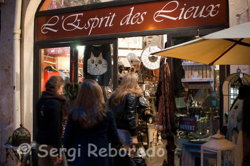 L'Esprit des Lieux, one of the stores where they find any kind of souvenir in Montpellier. In the same streets of stone with elegant mansions of the seventeenth century, sharing space with some modern fads: old clothes or Christian Lacroix, art galleries and salons, bakeries, bars with electronic music. The dark streets lead several times in wooded places, like Place Candolle, or in luxurious avenues such as Fosh. A few meters high in the city, the Peyrou is a small garden of Versailles, three acres, where Louis XIV asserted his royal power, placing in the center a statue with his face and triumphal arch. Behind the Sun King, a giant water source feeds the aqueduct that carries Saint Clement (14 km long), and Roman-inspired beauty.