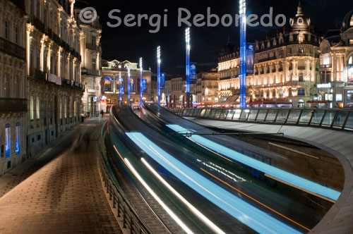 Two trams passing by the Place de la Comédie, the city center neurágico. The Place de la Comédie owes its noombre the great theater, now National City Opera, which was built in 1780. It is accessible by tram and a pedestrian zone begins around, with shops and restaurants. In 1756, fire destroyed the auditorium was in the Cours Victor Hugo, and built the new theater. The square is organized around the theater, but now also has a couple of restaurants and a luxury hotel. It is a popular spot to meet people before walking into the center. I do not recommend you go by car, parked a hard time in this area and public transport are much more convenient to reach.