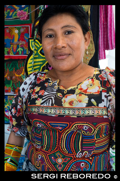 Portrait of Kuna women sell their molas to the tourists. Panama City Casco Viejo kuna indian traditional handicraft items sellers by kuna tribe.  Old Quarter, Panama City, Republic of Panama, Central America. In Balboa, on Avenida Arnulfo Arias Madrid and Amador, is a small YMCA Handicrafts Market, with mostly Kuna and Emberá indigenous arts and crafts, and clothing. Old Artesanal YMCA Go for: native handicrafts, molas bags, shirts, glasses cases, and pot holders, embroidered blouses, jewellery, hand-woven hats, work by Emberá and Wounaan Indians of the Darién province. Address : Av. Arnulfo Arias and Av. Amador, Balboa, Panama City, Panama 