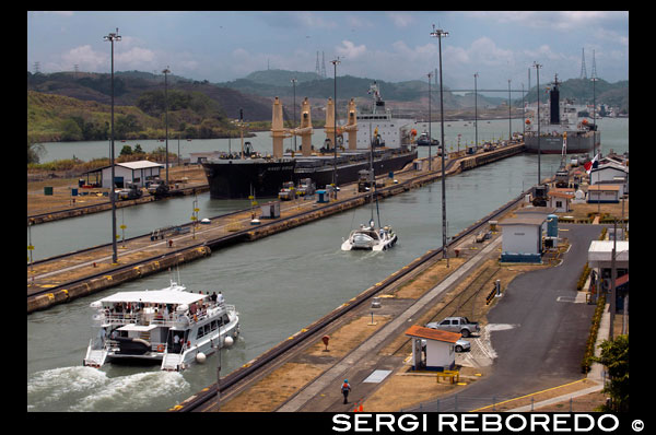 Gatún Bloqueig al Canal de Panamà abans de desembre 1999 Estats Units va retornar la sobirania a Panamà. Les rescloses del Canal de Panamà és un sistema de bloqueig que eleva un vaixell de fins a 85 peus (26 metres) a la façana principal del Canal de Panamà i cap avall de nou. Compta amb un total de sis passos (tres dalt, tres a baix) per al pas d'un vaixell. La longitud total de les estructures de bloqueig, així com els murs d'aproximació, és més de 1.9 milles. Els bloquejos van ser una de les majors obres d'enginyeria a dur a terme quan es va obrir el 1914 Cap altra construcció de concret de mida similar es va dur a terme fins que la presa Hoover, en la dècada de 1930 Hi ha dos carrils de trànsit independents , ja que cada bloqueig es construeix doble. La mida de les rescloses limita la mida màxima dels vaixells que poden transitar el canal; aquesta grandària és conegut com Panamax. La construcció del projecte d'expansió del Canal de Panamà va començar al setembre de 2007, el que duplicarà la capacitat del canal, permetent que més i més grans vaixells l'ús del canal. S'espera que el projecte estigui acabat a l'abril de 2015 El canal té tres jocs de rescloses. Un vol de dos passos a Miraflores, i un sol vol a Pedro Miguel, aixecar naus del Pacífic fins al llac Gatún; després un vol triple en Gatún els baixa al vessant atlàntica. Els tres jocs de rescloses estan aparellats; és a dir, hi ha dos vols paral.leles de panys en cada un dels tres llocs de bloqueig. Això, en principi, permet als vaixells passen en direccions oposades a la vegada; No obstant això, els grans vaixells no poden creuar amb seguretat a la velocitat al Corte Culebra, de manera que en la pràctica els vaixells passen en una direcció durant un temps, després en l'altra, amb les dues "carrils" dels panys en una adreça a la vegada.