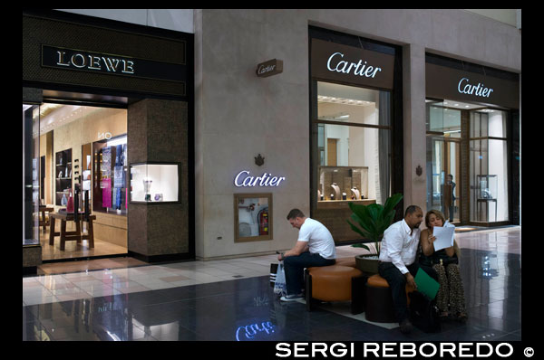 Panamà Cartier botigues Loewe en centre comercial Multiplaza Pacific. Multiplaça Pacific és el centre comercial més modern i exclusiu a la regió. Va ser desenvolupat amb el concepte d'un Shopping Hub, sent la ciutat de Panamà, una de les ciutats amb el major nombre de trànsit de turistes a Amèrica Central i del Sud. Compta amb 64.800 metres quadrats, que ofereix més de 280 botigues de dissenyadors exclusius, grans magatzems, supermercats, farmàcies, bancs, una pista plena d'aliments de marca i sales de cinema. Segur el temps per aturar de Multiplaza Camí del Sol. Un lloc únic per gaudir de les marques més prestigioses en la indústria de la moda com Louis Vuitton, Chanel, Cartier, Carolina Herrera, Bvlgari, Hermes, entre d'altres. Sens dubte, és un lloc on el luxe, el glamour i la moda es fusionen, per tal de satisfer les necessitats més exigents dels mercats locals i internacionals. Afegir a això, la vida d'entreteniment i nit en "Les Terrasses", amb diferents ambients i una gran varietat d'ofertes culinàries.