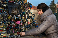 The couples swear eternal love by placing a lock on the Charles Bridge. Along the Charles Bridge in Prague is this bridge with bars full of padlocks. Is not this a unique place to have occurred to find another use locks to keep the belongings as we can find in different cities around the world with padlocks bridges like this. They are in Rome, Moscow, Pecs, Seoul, Korakuen, Cologne, Wrowclaw, Montevideo, Huangshan, Odessa, etc.. Bridge The original staircase descending from the bridge to Kampa Island was replaced by a new one in 1844. The following year, a new flood threatened the integrity of the bridge, but ultimately there were no significant damage. In 1848, during the days of the Revolution, the bridge escaped unharmed to the guns, although some of the statues were damaged. In 1866, lights were installed pseudo-Gothic style (gas initially, but later would be replaced by electric) on the railing of the bridge. In the 1870s the first regular public transport (bus) became operational on the bridge, which would be replaced later by a tram pulled by horses. It was also in 1870 that the bridge would be called by its current name from Charles Bridge. Between 1874 and 1883, the towers underwent a thorough renovation.