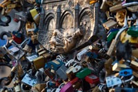 Padlocks on the Charles Bridge. The idea, inspired by the protagonists of the novel I have wanted you, by Federico Moccia, is to close a lock and throw the key into the river to seal a relationship. Although the Roman municipality removed the locks, they began to join in unexpected ways, and try to stop this tradition that endangers the structure of this bridge, the custom migrated to other cities where they are still closing promises of eternal love. Some other famous bridges are lucky they Vecchio, Florence, the de Triana in Seville, Pont des Arts in Paris; Tretyakov in Moscow; Hohenzollernbrüke in Cologne, Germany, in Wroclaw, Poland, Huangshan, China, the bridge mother, in Odessa, Ukraine; Bryggebroen in Copenhagen.