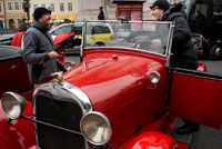 Prague historic drive. Visit Retro Prague from 350 CZK (14 EUR) An original with a retro touch to discover the center of Prague in a walk of lovers, friends or family. Discover the rhythm of a walk, the riches of Prague and its various neighborhoods. Go through the narrow streets of the Old Town, Lesser Town and admire the Castle District thanks to the comments of the driver. The proposed historic cars are original models of the 20s. These cars that belonged to the gentry of the time are now in perfect condition by maintaining that they are done periodically.