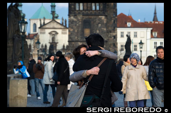 A couple kissing passionately on the Charles Bridge. The Charles Bridge (Czech Karl? V most) is the oldest bridge in Prague, Vltava river and through the Old Town to the Lesser Town. It is the second oldest existing bridge in the Czech Republic. Throughout its history, the Charles Bridge witnessed many events, while was damaged on several occasions. In 1432, a flood destroyed three of its pillars. In 1496, the third arch (counting from the Old Town) collapsed after one of the pillars descend due to erosion at the bottom. This time, the repair work lasted until 1506. A year after the Battle of White Mountain, after the execution of the 27 leaders of the anti-Habsburg revolt on June 21, 1621, the heads of the rebels were exposed in the bridge to deter the possibility Czechs new uprisings. By the end of the Thirty Years War in 1648, the Swedes occupied the West Bank of Moldova and its attempt to move towards the Old Town, the most important battle took place on the bridge. During combat, the tower side of the Old City was badly damaged in one side (facing the river) and the majority of gothic ornaments must be removed. During the seventeenth and early eighteenth centuries the bridge acquired the appearance by which it is now recognized, to settle a series of Baroque statues on the pillars of it. During a major flood occurred in 1784, five pillars were damaged considerably and, although the arches did not break, traffic on the bridge had to be restricted for a while