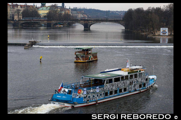 Cruise on the River Vltava. A stroll along the Vltava River is an activity that should not be missing on a trip to Prague. You will find boat trips at all hours and for all budgets. There are many types of boat trips on Prague: from short walks to see the city from the river to day and evening cruises with lunch and dinner. If you want to have a perfect evening you can choose to ride with dinner and live music, see Prague illuminated from the Vltava and enjoy a nice dinner is always a hit. Where hire rides? The best way to save time and power lines to ride when you want is to book online. We have reached an agreement with the most important agency in Prague in order to offer their tours with a small discount: Boat trip with dinner and live music: This is the walk star in Prague. For just 30 € you can enjoy 3 hours of sailing, a dinner buffet and live music. Hour cruise with commentary in Spanish: The one-hour ride is a good way to experience Prague from the river. The prices are 9 € for adults and 4 € per child. The Vltava River is the longest river in the Czech Republic 430 miles. His birth is in Šumava sources and along its course it joins the river