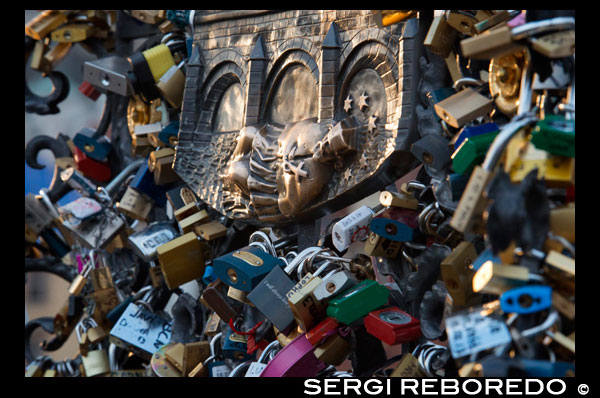 Padlocks on the Charles Bridge. The idea, inspired by the protagonists of the novel I have wanted you, by Federico Moccia, is to close a lock and throw the key into the river to seal a relationship. Although the Roman municipality removed the locks, they began to join in unexpected ways, and try to stop this tradition that endangers the structure of this bridge, the custom migrated to other cities where they are still closing promises of eternal love. Some other famous bridges are lucky they Vecchio, Florence, the de Triana in Seville, Pont des Arts in Paris; Tretyakov in Moscow; Hohenzollernbrüke in Cologne, Germany, in Wroclaw, Poland, Huangshan, China, the bridge mother, in Odessa, Ukraine; Bryggebroen in Copenhagen. Thirty sculptures, mostly of saints, guarding the bridge that crosses the Vltava river. But only two key locations concentrated magic. According to legend, Juan Nepomuceno, confessor of the queen of Bohemia, Wenceslas IV was executed for refusing to break the seal of confession. After being tortured, tied up and thrown into the river from the same bridge. Thus, the first special point is under the statue. You have to touch the figure of a dog, representing faithfulness, and the low relief of the saint's body that represents the time of his martyrdom. Recognize the right place is easy because, due to the contact of many hands, shines more than the rest of the work. It is said that to return to Prague there to touch it. The second place that attracts tourists is the exact spot where St. John was thrown, now marked with a plaque on which are five star, the same as they would have appeared in the San Juan water sink. Who put there your hand should make a wish and granted the saint.