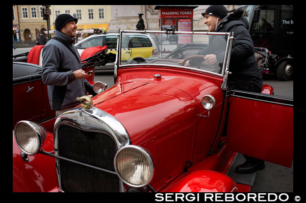 Prague historic drive. Visit Retro Prague from 350 CZK (14 EUR) An original with a retro touch to discover the center of Prague in a walk of lovers, friends or family. Discover the rhythm of a walk, the riches of Prague and its various neighborhoods. Go through the narrow streets of the Old Town, Lesser Town and admire the Castle District thanks to the comments of the driver. The proposed historic cars are original models of the 20s. These cars that belonged to the gentry of the time are now in perfect condition by maintaining that they are done periodically. The walk takes place entirely in English. This is not a guided tour, but rather a guided walk. If you want to do anyway a real tour of the city, we further propose a speaking professional guide who will accompany you throughout the tour. Place of departure, arrival and choice of the channel according to your wishes. Ability to start the tour at your hotel for free. Duration: 1 hour. Possibility to book for longer. Models available: Praga Piccolo, 1928 (3-4 people). Alpha Prague, 1929 (5-6 people). AN Prague 10, 1928 (10 people, able to get to 12 with folding seats). Note: the number of persons indicated does not include the driver. The seat next to the driver is slightly narrower to the rest of the seats.