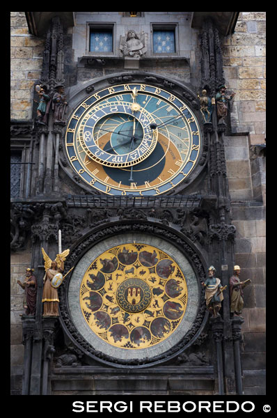 The Astronomical Clock in Prague (Czech Starom? Stský orloj) is a medieval astronomical clock located in Prague, the capital of the Czech Republic, situated in 50 ° 5'13 .23 "N 14 ° 25'15 .30" E. The clock is located in the southern wall of Old Town City Hall in Prague, being a popular tourist attraction. The three main components of the clock are: the astronomical dial, besides indicating that 24 hours a day, representing the positions of the sun and moon in the sky, and other details astronomical animated figures including "Ride of the Apostles ", a clockwork showing, when the clock strikes the hour, the figures of the Twelve Apostles. The circular calendar with medallions representing the months of the year.The astronomical dial shaped astrolabe, an instrument used in medieval astronomy and navigation to the invention of the sextant. He has painted on her representations of the earth and the sky and the surrounding elements, especially of four main components: the zodiacal ring, rotating ring, the icon representing the sun and the icon representing the Moon . The background represents the Earth and the local view of the sky. The blue circle in the center represents our planet and the darker blue the sky view from the horizon. The red and black areas indicate parts of the sky that are on the horizon. During the day the sun stands in the background blue, while the evening comes to lie in the dark. From dawn to dusk, the mechanical sun makes is always positioned on the red zone. To the left of the clock (East), we find the dawn and sunrise, while in the west we find the sunset and twilight. Astronomical Quadrant. The blue circle golden numbers represent 24 hours a day (standard format), marking Prague civil time. But we also find 12-hour division, defined by the time between sunrise and sunset and duration varies by day depending on the season....