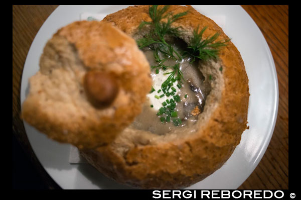 Mushroom soup served inside a bread roll. At mealtime, it is typical to start with a soup, to combat the cold I usually do. The truth is I'm not a big fan of soups, accustomed to the typical chicken soup that is so prevalent in Spain, but the Czechs managed to have a variety of tasty soups. The most typical are garlic and potato, always crave. The potato and mushrooms can potentially serve as the inside of a loaf of bread, as in the past. We can also find noodles soup (a kind of meat balls), dumplings (milk bread), mushrooms and eggs, sausages, noodles, tomato, etc.. In all restaurants usually have several different soups to choose from, yet there never garlic and potato.