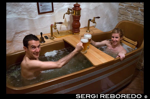 Immerse yourself in a true spa naked beer . Bernard Beer Spa . Prague. One of the most representative aspects of the Czech Republic is the beer - something that has a high regard for its inhabitants. The Czechs not only drink their beer, but have also started using beer baths , ie means that beercan be enjoyed on the palate and revitalize the entire body at the same time! The cultivation of hops was made in the Czech Republic for many centuries and the Czechs firmly believe their beer is without doubt the best in the world - what could be a reason why they have the highest beer consumption in the world . Of course, this statistic tourists contribute greatly. Now tourists and Czechs alike enjoy the beer used in the spa, and thanks to the wonders of modern science determines what beer can increase endurance, help the vascular system , relax muscles and help every part of body work in harmony with all others. And aside will see if it works The Beer Spa Experience . The beer spa operates through three major components : the own beer , hot mineral ingredients brewing . The special massage can also improve the experience , and these are offered in Chodová Planá Beer Spa and Novosad in Harrachov Beer Spa in the Giant Mountains . The latter also has a double bath , so that you and your partner can enjoy the experience at the same time .. If you are in the Beskids mountains , you will find a spa accreditation Bahenec beer called Beer Spa , while in ? Erná Sladovna time you visit the Beer Spa. If you only plan to visit Prague , you must visit the BBBeer Spa Prague ( the website is only in Czech ) , located in the Old Town, Masna 5 and is considered the best in the city . Another option that is worth Bernad Beer Spa. Javier Castro and Nerea Ruano .