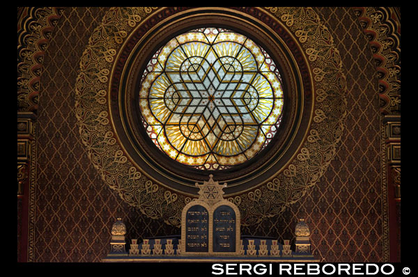 Jewish Museum in Prague. Spanish Synagogue . The Spanish Synagogue ( Hebrew: ? ? ? ? ? ? ? ? ? ? ? ? ? ? , Czech : Špan ? Lská synagogue ) is a synagogue located in Prague's Josefov neighborhood and inspired by Viennese Leopoldstädter Tempel Synagogue . His name is probably due to the fact that it presents a Moorish style very similar to that developed in Spanish monuments such as the Alhambra . It was built between 1868-1893 and repaired in the 1990s after the Nazi occupation of World War II , in which the building was used as a storehouse for goods confiscated from Jews . History In the place where the synagogue is currently before there was another Jewish temple known as Stara škola ( Old School ) . Was built between the eleventh and twelfth centuries , and the oldest existing information it is the year 1142. Possibly it was built and used by the Sephardim of Byzantine origin . Between 1836 and 1845 he worked as an organist Frantšek Škroup , the author of the Czech national anthem Kde domov m ? J ? ( Where is my home ? ) . Old School in later years served as a synagogue for the Jews of Prague reformers German native speakers . Due to poor condition of Old School and due to inadequate reconstruction in neogothic style , it was decided to destroy and replace the current building . They used the Moorish style which was very popular in European Jewish communities of the nineteenth century . The architects responsible for renovating the building were Ullman and Niklas . The decor inside made ??stucco Q. B? Lský . The synagogue was completed between 1882 and 1893 . In 1935 the inagoga was extended by the South , according to the project of architect K. Pecánek . This part is known as the Hermitage of Winter . During World War II the synagogue served as a store of objects other synagogues confiscated other Czech Jewish communities . Between 1958 and 1959 he rebuilt the interior and the synagogue became the custodian of the Jewish Museum . However, the building began to neglect and thus closed . Finally , in 1989 new works began to recover its original beauty. It was reopened in 1994 and was first used for religious service , in principle only holidays and Mass later for regular Friday night. The owner of the building is the Jewish Museum in Prague . Near the synagogue also have their offices , library and deposits . News Today the synagogue houses an exhibition of the Jewish Museum presents the history of the Jews in Bohemia and Moravia from Josephine reforms until the twentieth century , including several silver objects synagogues. The exhibition takes place in the so-called Ermita de Winter and Robart Guttmann Gallery , located in the rear of the building are art exhibitions on Jewish topics . Besides religious rites are concerts of classical music.