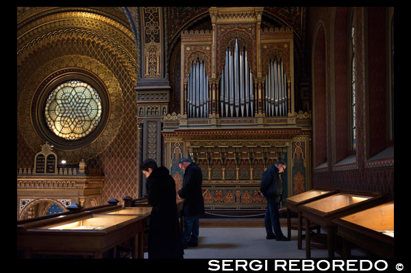 Jewish Museum in Prague. Spanish Synagogue . The most spectacular synagogue Undoubtedly , the most spectacular synagogue in the Jewish quarter of Prague . Built in 1868 on the site of the oldest synagogue in Prague ( Old School ) , has been named " The Spanish " because of its Moorish décor , high similarity to the Alhambra in Granada . It can be visited every day except Saturdays, from 9:00 pm. Until 18:00 pm, in summer and 16:30 in winter ( not sold individually input to this synagogue , joint ticket must be purchased for all synagogues , about 20 euros ) . Other synagogues to visit in Prague are klausen and Pinkas . Spanish Synagogue Prague While the exterior is not too attractive, although shocking for its Moorish air , inside discover a gem in the middle of the great buildings that surround it. Besides the beautifully decorated ceilings and walls , the temple shows books, records and photographs of the Jewish community in Prague and during the Holocaust . Another room displays a collection of sacred instruments as Torah crowns or pointers , all in silver. Outside awaits a sculpture in homage to Franz Kafka. A visit not to be missed One visit you can not miss the day you roam Prague 's Jewish Quarter is the Spanish Synagogue . Its name comes from the Jews who took refuge here after being expelled from Spain by the Catholic Monarchs . It has a collection of sacred textiles from all over Europe really important. Really its charm lies in the interior, with ornate decoration . The building is also very nice but rather more austere and Moorish style . It is located in the place where the first synagogue was located in Prague. Also in this synagogue are concerts of classical music in a privileged environment. The most beautiful synagogues in the Jewish quarter we visit several synagogues , but certainly the one I liked was the Spanish Synagogue , and not because the earth pull , but because the interior was the most surprised me with a Moorish style reminiscent of the Alhambra in Granada . Right next to the synagogue is the statue of Franz Kafka , the most famous person in this neighborhood. Inside is forbidden to take pictures .