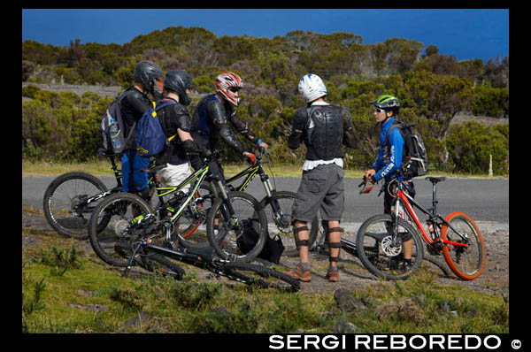 Downhill mountain biking in the mountains and mountain Mafate Maido. The Meeting is certainly a wonderful destination bike, but apart from the initial mass madness decline Megavalanche is relatively unknown outside of France. Even French cycling is minimal compared to the legions of hikers hut to hut his way through the island. So why should you have a bike? Despite its small size, being only 63 km long and 45 km wide, Meeting contains a lot of riding. Road or mountain, it could easily take two weeks here, either as a bike ride, or in combination with a rented car. For road riders looking for a holiday winter training with a difference, look no further. Thanks to the investment of the EU, the roads are in perfect condition and get into cross 2000m passes (and do not forget your 2000m starts at sea level). There is one major drawback to take a road bike, and it's the last kilometers of the extraordinary Plain des Sables road to the volcano unmetalled. You could hook the last bit easily enough though - the destiny is inescapable and the rise in advance is one of the best I've ever ridden in its own right. We take mountain bikes and the distances covered in our description of the route we took that into account.