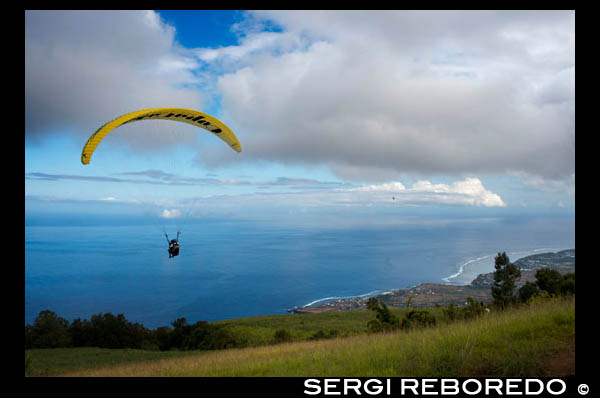 AzurTech. Paragliding along the beach in St. Leu. Reunion Island is one of the most recognized in the world of paragliding. There are around fifteen tracks of Meeting. But the track Colimaçons (St Leu) is one of the most suitable for paragliding. The track ends on a gentle slope overlooking a cane field at 800 m altitude. The output is also available in 1,500 m. A flight takes 15 to 25 minutes Colimaçons area to the beach. Fifteen structures offer the practice of this sport, either in partnerships that bring together independent drivers, or as a professional structure that allows foreigners to carry out the first flight schedule students to take courses.