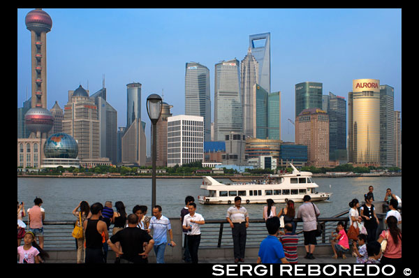 El passeig del Bund, Xangai, Xina. Xina Shanghai Turisme Shanghai Skyline vist sobre el riu Huangpu des del Bund. Bin Jiang Avenue, The Bund, Xangai, Xina. Els aspectes més destacats del Bund són, sens dubte, els edificis de l'època colonial que voregen el costat oest de Zhongshan Dong Yi Lu, destacats dels quals inclouen l'antic Consolat Britànic, Casa de la Duana, l'ex Hong Kong i Xangai Bank, ex Xangai Club (ara l'Hotel Waldorf Astoria ), i l'Hotel de la Pau. Per a més detalls sobre aquests edificis, molts dels quals han estat restaurades amb habilitat, i una guia per caminar més completa a aquesta galeria de l'arquitectura europea. A més de la seva arquitectura colonial lloc d'interès, però, el Bund té algunes altres petites atraccions. En el seu extrem nord, el rehabilitat Suzhou Creek entra al riu Huangpu sota de la (59 ft.) De ferro a tot el 18m Pont Waibaidu, construït el 1906 per reemplaçar el pont de peatge original de fusta construïda en 1856 per un home de negocis anglès. El pont va ser restaurat per última vegada el 2009. A la vora del riu s'aixeca un obelisc de granit, Monument als Herois del Poble, construït el 1993 i dedicada als patriotes xinesos (com es defineix pel Partit Comunista) a partir de la dècada de 1840. El Museu Bund Història (9 PM-16: 15; entrada gratuïta), que conté alguns artefactes i algunes fotografies interessants del Bund, es troba a la base; No obstant això, al tancament d'aquesta edició, el museu estava tancat per reformes. Just al sud del monument que solia ser el parc Huangpu Gongyuan, originalment els jardins públics britànics van construir en 1868. En els primers dies, només els funcionaris xinesos que acompanyen als seus amos estrangers se'ls va permetre entrar al parc. Els gossos també van ser prohibides, el que porta en els anys posteriors a la apòcrifa NO signe XINÈS O S'ADMETEN GOSSOS s'atribueix al parc. El parc va ser inaugurat finalment a la Xina el 1926, però avui en dia, te es converteixen en part del passeig Bund amb la recent renovació. Al sud d'aquí, davant de l'Hotel de la Pau, és l'entrada a la zona de vianants Bund Sightseeing Tunnel (Waitan Guanguang Suidao) (tots els dies de 8 am a 22:30 23:00 de divendres a diumenge; admissió ¥ 55 d'anada i tornada, 45 ¥ en un sol sentit) situat sota el Huangpu. Completar amb els cotxes de tramvia i un espectacle de llums, el túnel connecta el centre de Xangai a la Nova Àrea de Pudong i la Torre de Televisió Perla Oriental. També aquí es troba una estàtua de Chen Yi, el primer alcalde de Xangai després de 1949 i la imatge de Mao Zedong, almenys en bronze. Més cap al sud pel Bund Promenade estan a desenes de venedors, alguns restaurants i excel·lents miradors que donen al riu. En la intersecció amb Yan'an Dong Lu, també es donarà compte d'una pintoresca torre de senyals, una torre de maó ronda prim que va servir com una torre de control de trànsit al riu durant l'època colonial. El primer va ser construït el 1884, la torre va ser reconstruïda en 1907, i també va transmetre els informes meteorològics. El 1993 durant l'ampliació de Zhongshan Lu, es va traslladar 20 metres (66 peus.) Al seu lloc actual. A uns 20 minuts a peu més baix al passeig marítim són els molls per als creuers pel riu Huangpu.