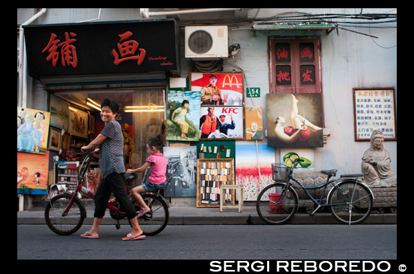 Les petites botigues a la Ciutat Vella, Shanghai, Xina. La ciutat vella de Xangai, Shangh? I L? O Chengxi? Ng, també conegut anteriorment com la ciutat xinesa, és el nucli urbà tradicional de Xangai, Xina. El seu límit es definia per una muralla defensiva. La Ciutat Vella va ser el seient de comtat per l'antic comtat de Xangai. Amb l'adveniment de les concessions estrangeres a Xangai, la ciutat vella es va convertir en només una part del nucli urbà de Xangai, però va continuar en les dècades per ser la seu de l'autoritat de la Xina a Xangai. Les característiques notables inclouen el Temple del Déu de la Ciutat, situat al centre del nucli antic i està connectat amb el Jardí Yuyuan. Amb l'excepció de dues seccions curtes, les parets van ser demolides el 1912, i una àmplia avinguda circular construïda sobre l'antiga muralla i el fossat: la meitat sud es va anomenar el "Zhonghua Road" i la meitat nord de la "Minguo Road" (junts fent dalt "Zhonghua Minguo", o "República de la Xina" en xinès). (La meitat nord va passar a cridar-se "Renmin Road" ("Camí del Poble") en 1950 pel nou govern comunista de Xangai). La Ciutat Vella va ser durant dècades en gran part confrontant amb l'antic Districte Nanshi, que ara és part de districte de Huangpu.