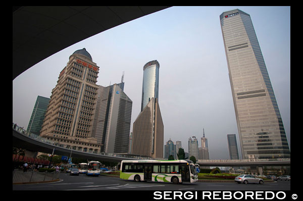 Gratacels al barri de negocis de Lujiazui, a Pudong, a Xangai, Xina. Shanghai International Finance Centre, generalment abreujat com Xangai IFC, és un complex d'edificis comercials i un centre comercial (marca comercial de Xangai IFC) a Xangai. Incorpora dos blocs de pisos a 249,9 metres (torre sud) i 259,9 metres (torre nord) oficines d'habitatge i un hotel i un edifici alt de 85 metres de diversos pisos darrere i entre les dues torres. Xangai IFC es troba en Lujiazui, a Pudong, Shanghai. Ocupa un lloc destacat al sud-est de la rotonda de Lujiazui, en diagonal a través de la Torre de la Perla Oriental ia l'altre costat de la carretera de Super Brand Mall. Es troba al costat de l'estació de Lujiazui a Línia 2 del metro, i es pot accedir directament des de l'estació de metro a través d'un túnel. La torre sud de Xangai IFC i part de l'edifici de diversos pisos es va completar el 2009, mentre que es va completar la torre nord i la resta del complex en 2010. El treball va continuar durant diversos anys després en aspectes perifèrics del desenvolupament, incloses les connexions de jardineria i passarel·la als edificis propers i Lujiazui Central Park. The Ritz-Carlton Hotel ocupa la torre sud, mentre que la torre nord es troba l'actual seu de Xangai d'HSBC a la Xina. Altres inquilins prominents del complex inclouen una botiga d'Apple sota el pati enfonsat l'edifici (coronat per una claraboia de vidre cilíndric que s'eleva des de l'estació de servei), un multicine i un supermercat Citysuper. La resta de la superfície comercial està en gran part ocupada per les cadenes de restaurants de luxe i de marques internacionals de moda de luxe.