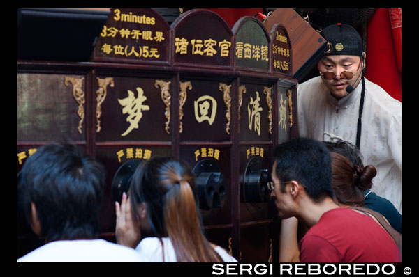 Shanghai espectacle de titelles a l'antiga ciutat, Shanhai. Els xinesos estimen als seus fills, i es limiten, si els habitants de la ciutat, almenys un. La multa per violar aquesta regla és el salari d'un any! Aquests nens (i avis) estan participant en l'entreteniment tradicional, l'acció visible només a través de forats per als ulls i per un preu molt baix, a 3 minuts de 10 iuans, aproximadament 1,60 $ dels Estats Units. Els visitants Wuzhen Shadow Puppet Theater (piy? Ngxì, ???) descobriran un dels arts populars més antigues de la Xina. Ombra Titelles, també conegut com el teatre d'ombra, es realitza de tres a cinc jugadors que es presenten obres de teatre i contes per a una banda sonora de música i els instruments xinesos tradicionals com el erhu i la flauta. Els personatges són les siluetes de titelles fets de pell d'animal (tradicionalment bou o pell d'ovella) darrere d'un teló de fons brillantment il·luminada. Una vegada que una part fonamental de qualsevol festival o celebració, l'art dels titelles d'ombres va patir molt durant la Revolució Cultural i només un grapat de companyies es van quedar tot el país. Els artistes del joc d'ombra de Wuzhen són de particular interès i han estat convidats a realitzar a Corea, Japó, Singapur, Alemanya i altres llocs de tot el món.