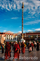 Monks and pilgrims near the Jokhang temple. Lhasa. It is impossible not to get carried away by the extraordinary human tide of the Barkhor, which is not a monument but a kora advancing in the direction of the clockwise around Jokhang temple. He seems to possess a kind of mystical and spiritual gravity inevitably attracts every visitor who comes to within 50m, and even invited him to repeat the whole circuit again.