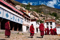Out of the temple monks of Sera after fitting in the form of debate and go to their rooms. The Sera Monastery in Lhasa, is known for the debates between monks. The debate takes place in a courtyard where there should be between 100 and 200 monks.