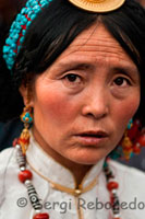 A typically dressed Tibetan, including their ardornos in turquoise. The turquoise is mined in eastern Tibet, western, and around Lhasa. The richness of color is the determining factor in the value of a turquoise: In general, most desirable color is dark blue, however, in Tibet are most valued more greenish blue. It is believed that the word turquoise comes from the relationship with Turkey as a country where traded since antiquity, although in Turkey are not Turks. It was probably the first to be introduced in Europe through Turkey, along with other products from the Silk Road. The turquoise did not become important until an ornamental stone the fourteenth century. The stones were exported to Germany, where they were known as Turkish Steins, which translates as "Turkish stone". When the stones arrived in France, the German name means turquoise Pierre - stone from Turkey.