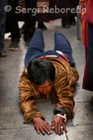 The faithful revolve around the Potala Palace Jokhang or reciting their prayers and spinning mills, some are doing a real exercise and standing praying and suddenly put his hands on his head and thrown to the ground as long they are. Others work to beg and lie on the floor to pray continually for anyone who wants to give them a tip.