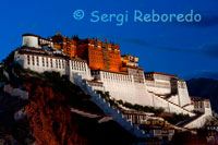 Potala Palace. Lhasa. Unesco included the Potala Palace World Heritage status in 1994 and later as a supplement, the Jokhang Temple and Norbu Lingka Palace. In the reconstruction and expansion of the palace in the 17th century made famous painters participated from different regions of Tibet. These brilliant artists decorated with thousands of elegant and beautiful paintings the walls of rooms, hallways, corridors and galleries. The themes of these murals is very rich, encompassing stories about figures of antiquity, stories from the sutras, and specimens of architecture, folk customs, sports and other recreational activities. These works are an artistic treasure. The Potala Palace is also preserved about 10,000 objects of great value. In addition to countless rolls of paintings, sculptures in stone and wood, clay figurines and other art objects, abundant cultural relics, including sutras written on sheets of Pattra, Tibetan rugs, banners with sutras, porcelain and jade, samples as well as various traditional crafts. All this not only has great artistic value, but a translation of the bonds that united the Tibetan and other ethnic groups have the country for more than a thousand years, as well as exchanges they had with them.