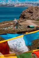 Prayer Flags at the lake Nam Tso, the central Tibet area. Nearly 200 km of Lhasa is the second China salt lake surrounded by mountains 7,000 meters, which are the Heinrich Harrer crossed on his way to Lhasa. It is a beautiful lake with turquoise waters.