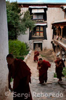 Monks inside the Tashilumpo Monastery, located in Shigatse, Tibet. Founded in 1447, Tashilumpo is reason enough to Shigatse shown on the maps. Upon entering the main avenue, the golden roofs of the tombs of Panchen Lamas immediately call the attention of visitors. To the left is the Chapel of Jampa (Maitreya), the Buddha of Kindness, immortalized with a statue towering 26 meters high. Erected in 1914 under the auspices of the ninth Panchen Lama, nearly a thousand of artisans and workers involved in construction for four long years. It is really overwhelming presence of this Buddha bathed in 300 kilos of gold and precious stones. In one corner, a monk sitting cross-legged on a mat keeps a watchful eye. For every photo you have to pay 30 yuan and this "debt collection" Buddhist does not lower our guard. Faced with such magnificence, surprised to see rats walking at will by the sacred images. In the ancient hall meetings, where the monks gather to pray after meals, two huge rodents climb, the indifference of the religious, the image of Sakyamuni, "Sage of Sakya", the original Buddha, known by Tibetans as Thukpa Sakya. Beware: dozens of stories circulating related to Beijing monks willing to report to the pilgrim or tourist caught with a photo of the Dalai Lama or censoring China's policy in Tibet. The Assembly Hall is a good place to sit and watch the monks and listen to their spiritual litanies. On a small stand placed the scrolls with prayers. Stay lit only by a few yak butter lamps, the atmosphere surrounding the visitor has an aura of unreality, of pleasant pinch of another era. That mysticism envelope is not eternal, grotesquely dissipates when the monk who leads the prayers gets to count the Yuan bundles left by tourists. Is the toll of globalization.