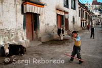 A child plays with hula hoop on the streets of the old town of Gyantse. Today this Gyantse lives with some prosperity by increasing influx of tourists and surprise the visitor with its impressive Pelkhor Chode Monastery and magnificent fortress (or Dzong) which located on a hill overlooking the entire city proud. Although we mentioned that it is a small town not forget that Gyantse is the third largest city in Tibet.