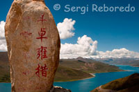 Lake Yamdrok seen passing Kamba La. A stone tells us that we are at 4441 meters over sea level. Tibetans consider sacred lakes, like the mountains, as they are abodes of the gods, protectors and are therefore endowed with spiritual powers especiales.Todos make pilgrimages to its shore.