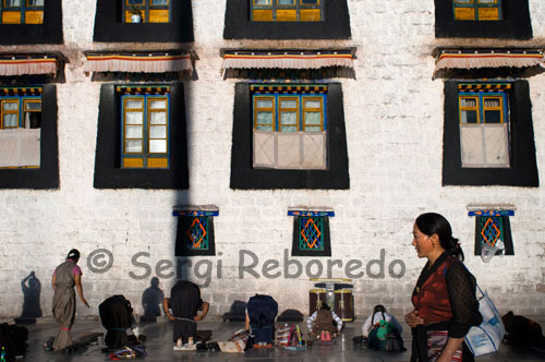 Cada dia milers de tibetans resen i canten pregàries agenollant costat del temple Jokhabg. El temple de Jokhang o monestir de Jokhang és el més famós dels temples budistes de Lhasa al Tibet. És el centre espiritual de la ciutat i potser la seva atracció turística més famosa. Està considerat per la Unesco com a Patrimoni de la Humanitat amb el Palau de Potala i el Palau Norbulingka.