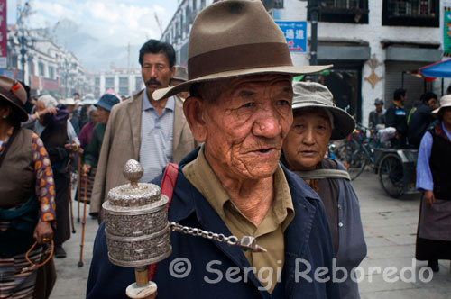 Peregrinos alrededor del templo Jokhang. Lhasa. Cada día miles de tibetanos hacen la kora en templo Jokhabg . Para los tibetanos, hacer la kora es caminar dando la vuelta siguiendo la dirección de las manecillas del reloj por lugares o edificios sagrados, ya sea un monasterio, un lago o una montaña.