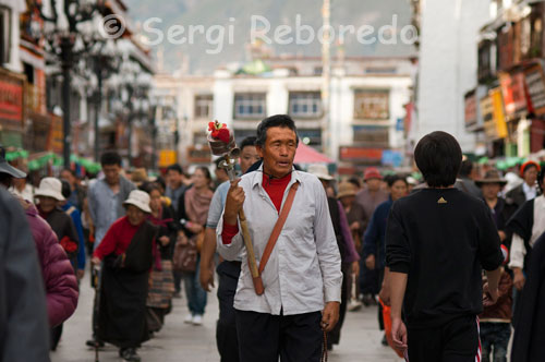 Un peregrino haciendo girar su molino de oración mientras hace el Kora alrededor del templo Jokhang. “Om mani padme hum” repiten hasta la saciedad  miles de tibetanos en sus incansables vueltas al  Templo de Jokhang ,  el más famoso de los templos budistas de Lhasa en el Tíbet, el centro espiritual de la ciudad. Es la zona conocida como Barkor,  el verdadero corazón de la ciudad. Mientras rezan sus mantras  no dejan de dar vueltas a sus molinos de oración , siempre  en el sentido de las agujas del reloj.