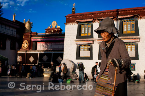 Dona Pelegrina costat del temple Jokhang. Lhasa. Situat al cor de la ciutat i envoltada pel carrer de Barkhor, el temple és una mostra gloriosa de l'arquitectura de Lhasa amb la seva cultura.