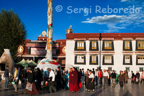 Peregrinos junto al templo Jokhang. Lhasa. Solo se puede  vivir el autentico y fantástico clima Tibetano en el barrio Barkhor, allí en el templo Jokhang es fantástico seguir el circuito de peregrinación mas sagrado del Tíbet desde el siglo VII, donde puestos con ventas de frutas, verduras, textil souvenirs etc. abastecen a los peregrinos que dan vueltas al templo en dirección a las agujas del reloj.