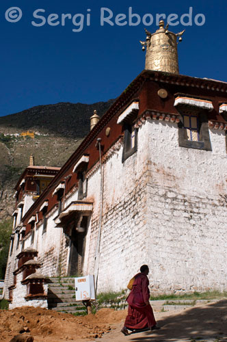 Un monje en el exterior del templo de Sera. Lhasa. El Monasterio de Sera es uno de los tres mayores monasterios de la secta de Gelug en Lhasa, la capital de la Región Autónoma de Tíbet, suoreste de China. Aquí los monjes jóvenes se necesitan estudiar todos tipos de libros budistas todos los días. 