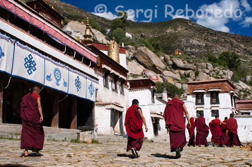 Los monjes salen del templo de Sera después de su pegaría en forma de debate y se dirigen a sus aposentos. El monasterio de Sera, en Lhasa, es conocido por los debates entre monjes. El debate se produce en un patio donde debe haber entre 100 y 200 monjes. 