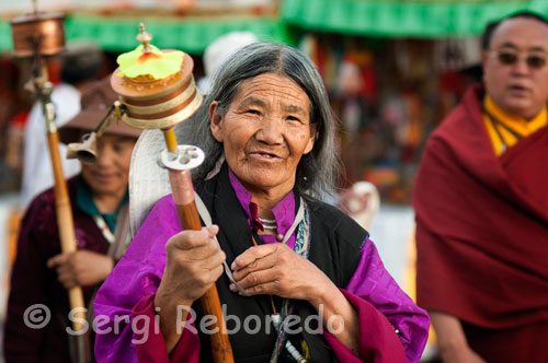 The pilgrims spinning their prayer wheels as they make the kora around the Jokhang Temple. Lhasa. They come in all shapes and sizes, from some that fit in the palm of the hand to some huge found in monasteries and even the electrical system is driven by water or by the rivers. Has within a few scrolls are handwritten mantras, usually in their ancient language, Sanskrit, scrolls that can be ten to twelve feet long inside perfectly wrapped and that motion on the sky for your prayers and prayers.