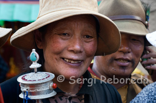 Peregrinos junto al templo Jokhang. Lhasa. Cada día miles de tibetanos rezan y cantan plegarias haciendo lo que ellos llaman la kora alrededor del templo Jokhabg. La gente que va a l Templo y no entra, camina alrededor de él en el sentido de las agujas del reloj. Los peregrinos rezan en alto mientras andan, incluso algunos cantan.