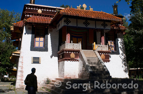 Interior del Norbulingka o Palacio de Verano. Norbulingka, que significa ‘el parque del tesoro’ en tibetano, está situado en el suburbio occidental de la ciudad de Lhasa, en el banco del río Kyichu, a un kilómetro (aproximadamente 0,6 millas) al suroeste del Palacio Potala. El jardín tiene una superficie de 360,000 metros cuadrados (alrededor de 430 000 metros cuadrados), con 374 habitaciones en el interior. Es el jardín más grande hecho por el hombre en la Región Autónoma del Tíbet. Las crónicas relatan que la construcción comenzó en la década de 1740 sobre un páramo con animales silvestres, malezas y matorrales, pero que cuando el Séptimo Dalai Lama visitó el lugar le gustó, y, como consecuencia hizo construir un palacio. Después de una serie de expansiones y renovaciones, con la mejora en el aspecto se edificaron más pabellones, jardines y bosques. Ahora se ha convertido en un parque abierto al público. Se compone de varios complejos de palacios como el Potrang Kelsang, Potrang Tsokyil, Linka de Oro y Takten Migyur Potrang. Cada complejo del palacio se divide en tres secciones :  la sección de palacio, la sección en la parte delantera de los palacios y los bosques. A mediados de marzo de cada año, el Dalai Lama se traslada allí desde el Palacio de Potala, y se queda hasta el final de octubre. Por lo tanto, a Norbulingka se le llama el Palacio de Verano y al Palacio de Potala, el Palacio de Invierno. 