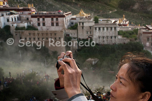 Monasterio de Drepung durante el Yogurt Festival o también llamado Festival Shoton. Este festival no sólo es popular en la ciudad de Lhasa, sino también en la ciudad de Gyangtse. El Festival Shoton en Gyangtsese estableció más tarde que en la ciudad de Lhasa, y se llama Semuqinbo por la población local. Antes del siglo 17, Shoton fue una celebración exclusivamente religiosa. De acuerdo con los mandamientos y las normas del budismo tibetano, los monjes no se les permitió salir de los monasterios de varias decenas de días en el verano hasta que se levantara la prohibición. Y cuando fueron capaces de salir de los monasterios, los locales les ofrecían limosnas de yogur (Sho, en tibetano) a ellos. Además de el banquete de yogur, los monjes también se divertían con las actividades de ocio y entretenimiento. Este es el origen de la Shoton. Durante el siglo q7, el gobierno de la dinastía Qjng (1644-1911) confirió formalmente las baldosas de la nobleza en el quinto Dalai Lama y el Panchen cuarto, y la religión, la política tibetana sistema integrado se ha reforzado tanto. Las actividades de la Shoton eran más coloridas entonces, y la gente comenzó a llevar a cabo la ópera tibetana. En consecuencia, el Festival Shoton fijo fue establecido. Más tarde, las actividades religiosas y actividades de entretenimiento se combinan entre sí durante el festival, el rango de la fiesta de extenderse desde el Palacio de Potala en el Norbulingka, y las personas se les permitió entrar en los monasterios del Tíbet espectáculos de ópera. Después de eso, las actividades en el Festival Shoton fueron tan completa que un conjunto fijo de las celebraciones del festival llegó a existir.