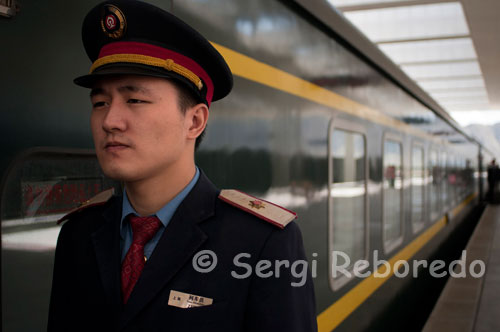 Estación de tren de Lhasa. China inauguró el primer expreso al Tíbet, el más alto del mundo - Lo llaman Camino al Cielo. El primer tren al Tíbet, inaugurado en el 2006 por China, atraviesa un auténtico paraíso de montañas heladas y, en su punto más elevado, alcanza los 5072 metros -en los montes tibetanos de Tanggula-, lo que lo convierte en el ferrocarril más alto del mundo. No por nada debajo de los asientos hay máscaras de oxígeno para cada pasajero, al tiempo que las ventanas tienen un filtro que evita el paso de los rayos ultravioleta (que se hacen más potentes y perjudiciales con el aumento de la altura). La línea Qinghai-Tíbet, cuya primera etapa comenzó a construirse en secreto en los años 50, cubre la ruta desde Pekín a Lhasa, capital del Tíbet, en un espectacular viaje que cruza China de Nordeste a Sudoeste, y que curiosamente es más corto en la ida cuesta arriba (47 horas y 28 minutos) que en la vuelta cuesta abajo (48 horas). Mientras el gobierno chino, que invirtió 4200 millones de dólares en su construcción, asegura que la nueva línea sacará al Tíbet de su aislamiento y ayudará a vigorizar su economía (además, se prevé que incremente el número de turistas en 4000 personas diarias), en el Tíbet se interpreta como un paso más en la colonización de este pequeño país ocupado por China desde 1951. Por otro lado, los ecologistas temen el impacto del tren en los hielos perpetuos o en animales en peligro de extinción. Pekín, por su parte, anunció que para paliar el daño ecológico invertirá 187,5 millones de dólares. Asimismo, las ventanas del tren se cerrarán herméticamente para evitar que se lancen objetos al exterior, sobre todo a su paso por la Reserva Natural de Hoh Xil, hogar del antílope tibetano. 