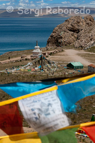 Banderas de oración en el lago Nam Tso, el la zona del Tíbet central. A casi 200 km de Lhasa es el segundo lago salado de China rodeado por montañas de 7.000 metros, que son las que cruzó Heinrich Harrer en su camino a Lhasa. Es un precioso lago con aguas de color turquesa.