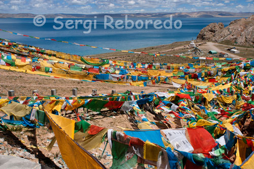Banderas de oración en el lago Nam Tso, el la zona del Tíbet central. El lago Nam o Namtso (oficialmente, Nam Co; en mongol: Tengri Nor, literalmente «lago celeste») es un gran lago salado de montaña de China, uno de los lagos más célebres de los lagos sagrados tibetanos, localizado en la frontera entre el distrito de Damxung, de la (prefectura de Lhasa) y el distrito de Baingoin de la prefectura de Nagqu, en la Región Autónoma del Tíbet, aproximadamente a 112 km al NNO de la ciudad de Lhasa. Es un lugar sagrado del budismo tibetano y muchos fieles se reúnen alrededor del lago para una gran ceremonia que tiene lugar el año de la oveja, cada 12 años. En su extremo sureste se encuentra el monasterio Tashi Dor.